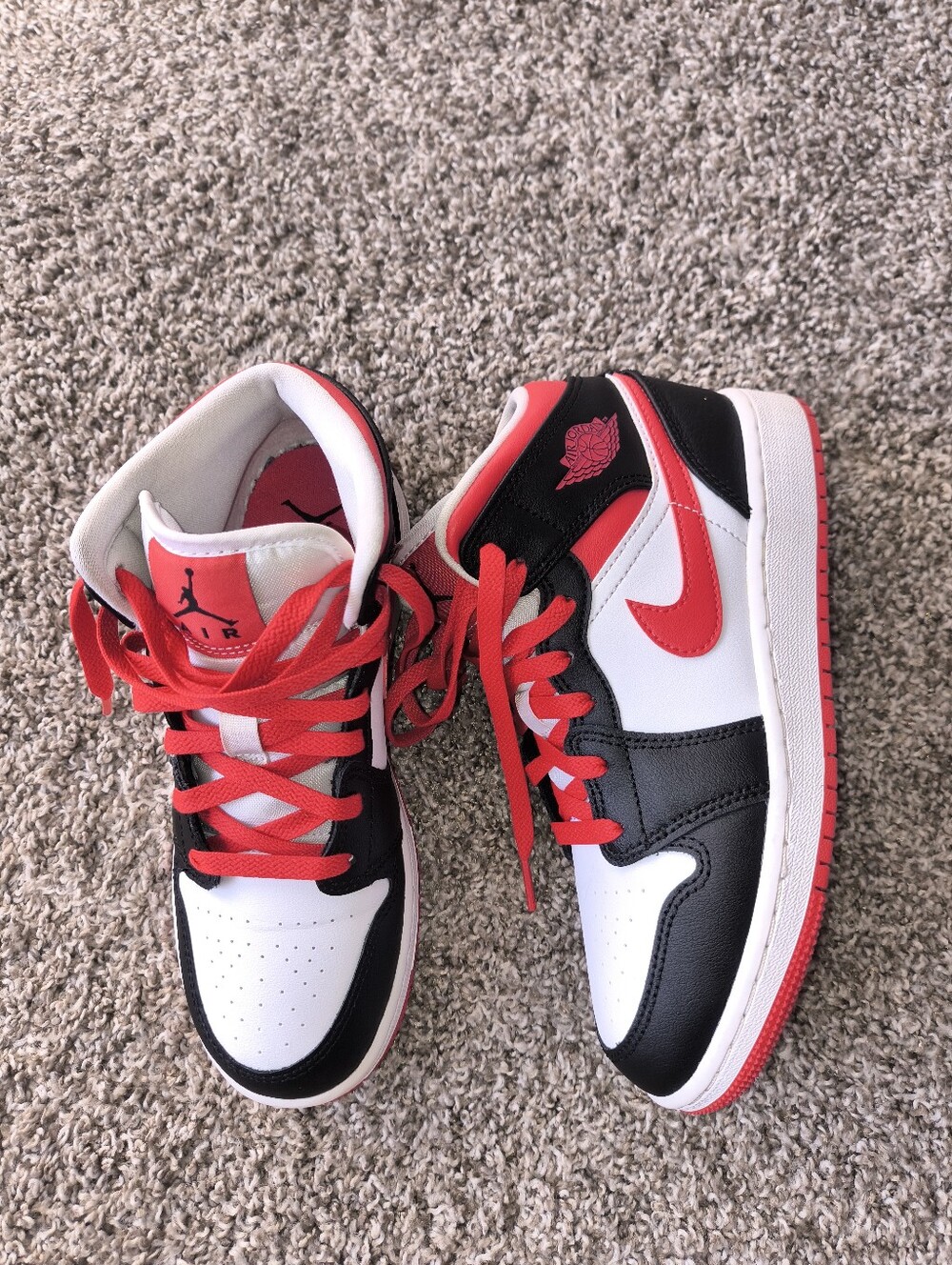 Air Jordan 1 Mid "White Very Berry" Size 4Y - 5.5W